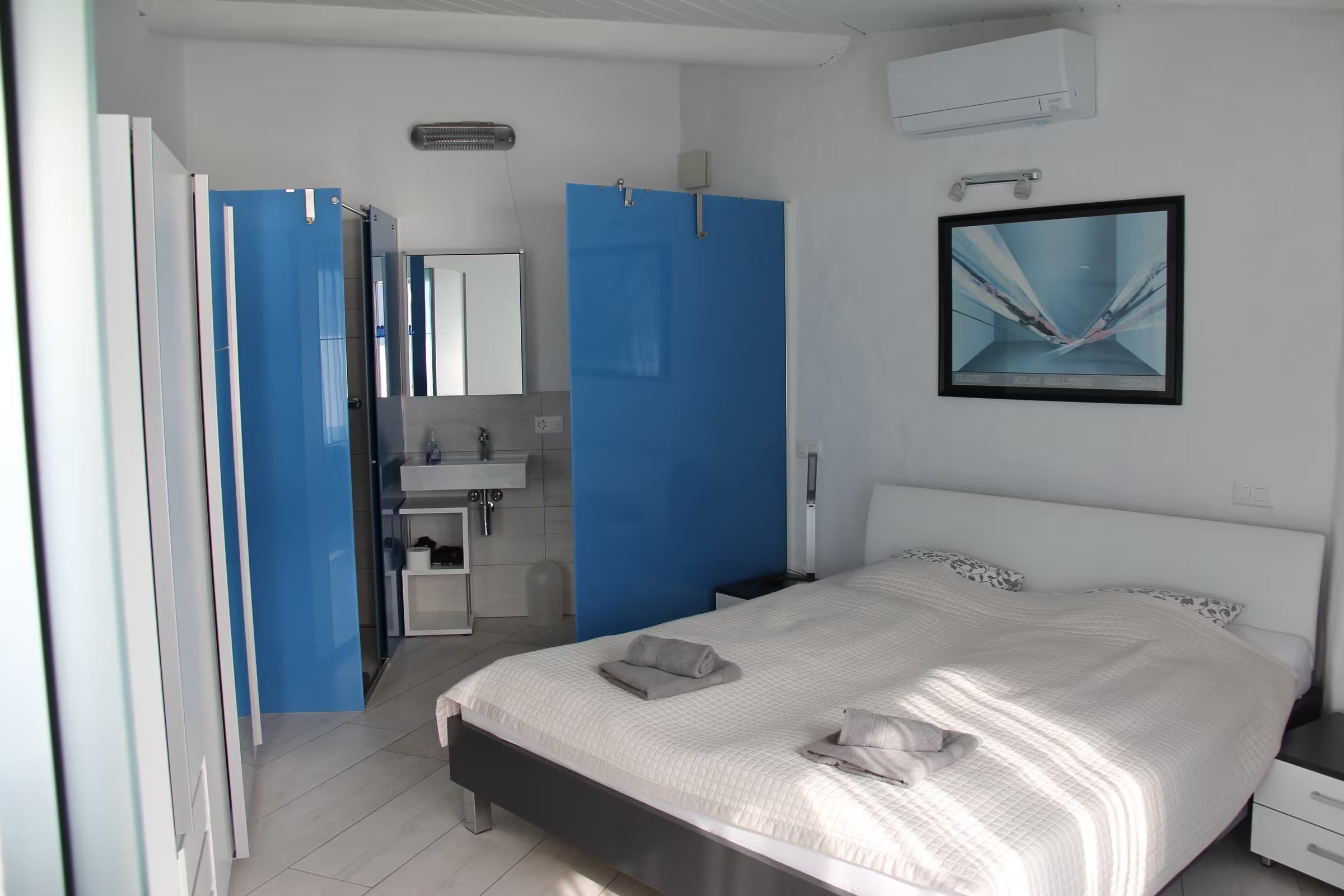 Doppelschlafzimmer der Casa Rondine im oberen Bereich mit en-suite Bad